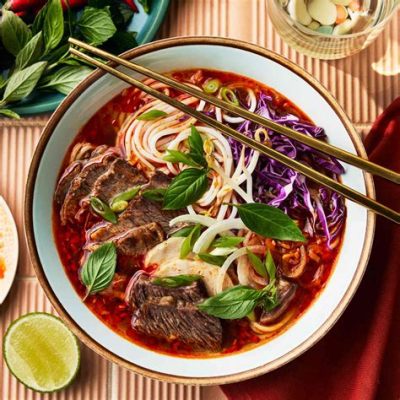   Bún Bò Huế: Una Sinfonia Piccante di Brodo di Manzo e Noodles di Riso!