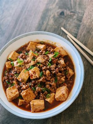  Il Mapo Tofu: Un Velo Speziato che Avvolge la Morbidezza del Tofu!