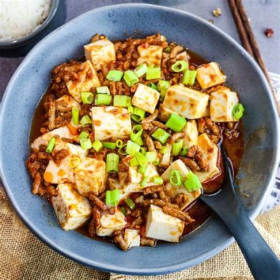  La Zuppa di Mapo Tofu: Un Intenso Fuoco Piccante Incontra la Soffice Deliciosa Cremosità del Tofu!